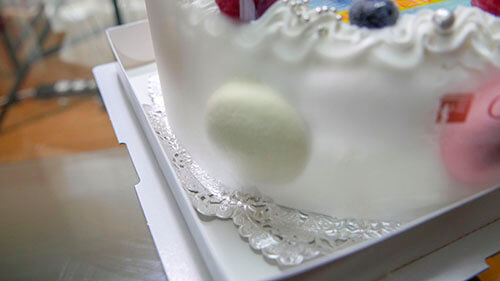 シェリーブランの冷凍状態の写真ケーキに飾ってあるマカロン