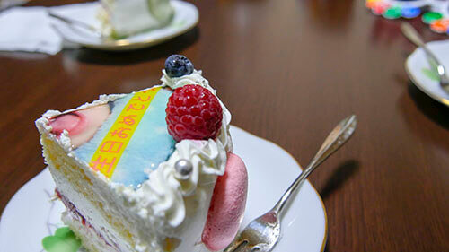 シェリーブランの写真ケーキのフルーツは、写真部分を邪魔しないデザイン