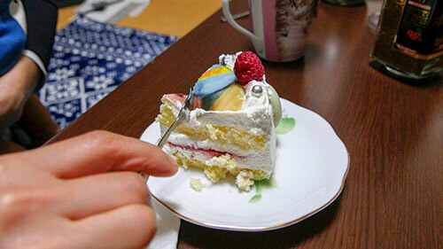 シェリーブランの写真ケーキの写真部分にフォークを入れる（その1）