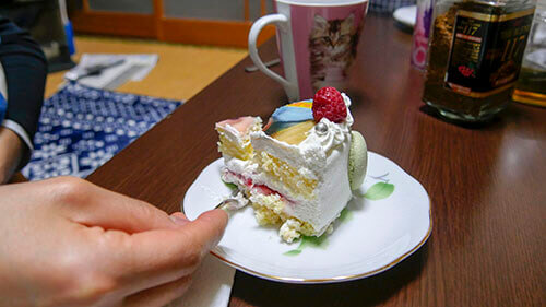 シェリーブランの写真ケーキの写真部分にフォークを入れる（その2）