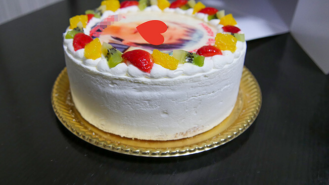 写真ケーキには北海道産の乳脂肪分47％の生クリームを使用
